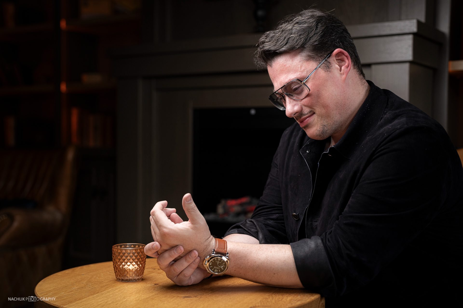 Ricardo Marinello nachdenklich an einem Tisch mit Kerzenglas
