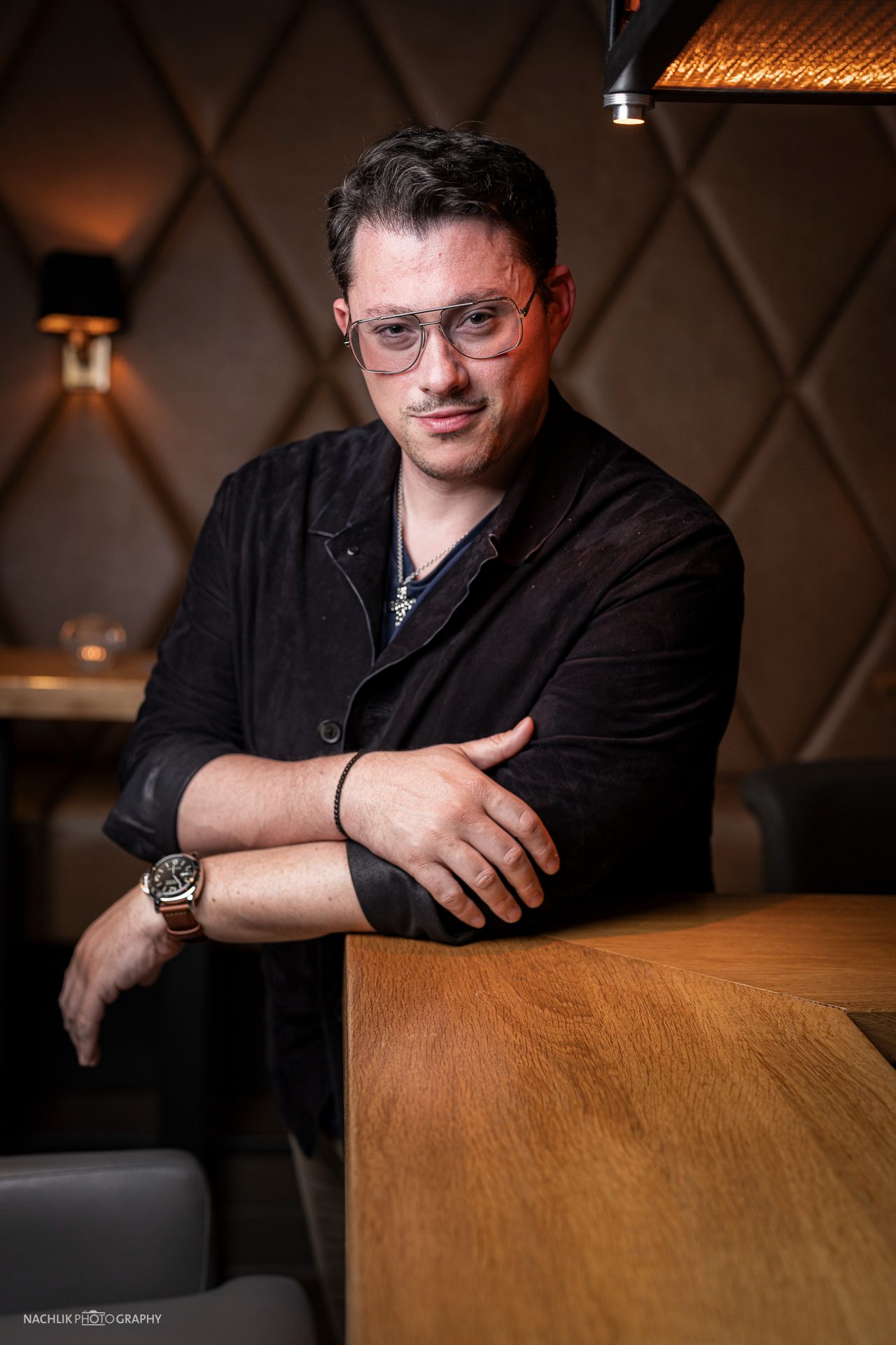 Ricardo Marinello auf einer Polsterbank in der Lounge
