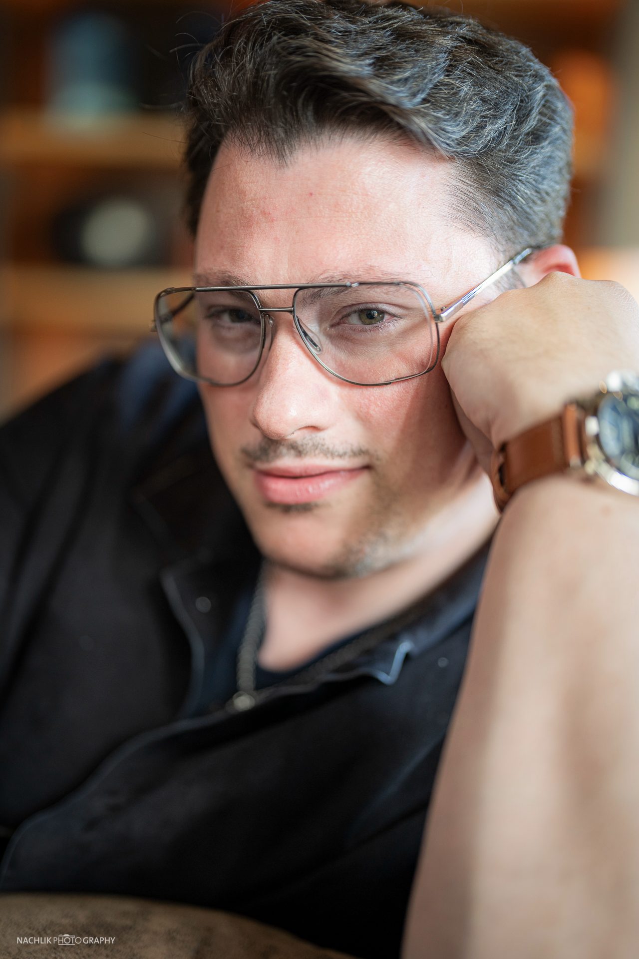 Nahaufnahme von Ricardo Marinello mit aufgestützter Hand am Kinn