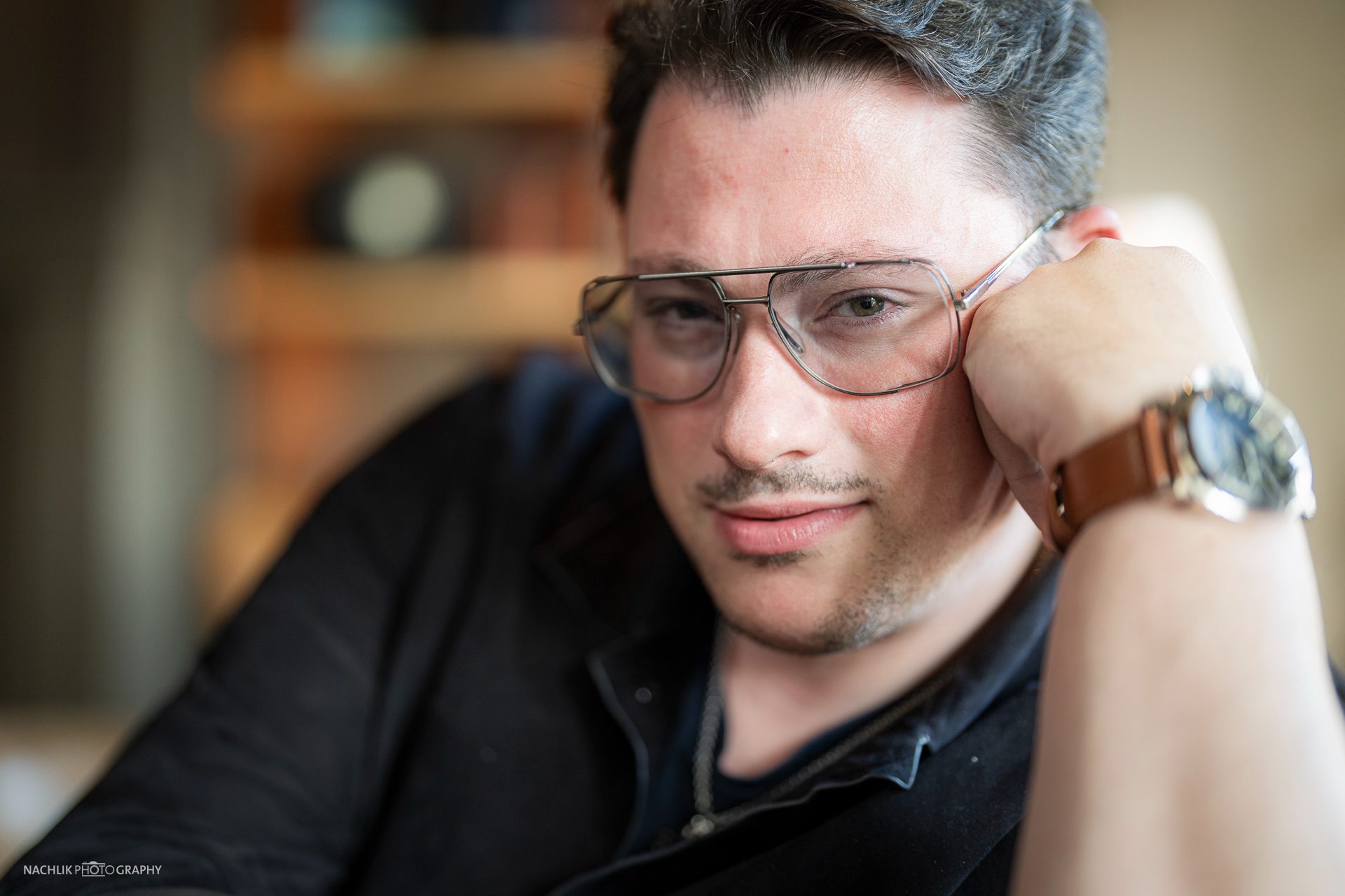 Nahaufnahme von Ricardo Marinello mit auf die Hand gestütztem Kopf