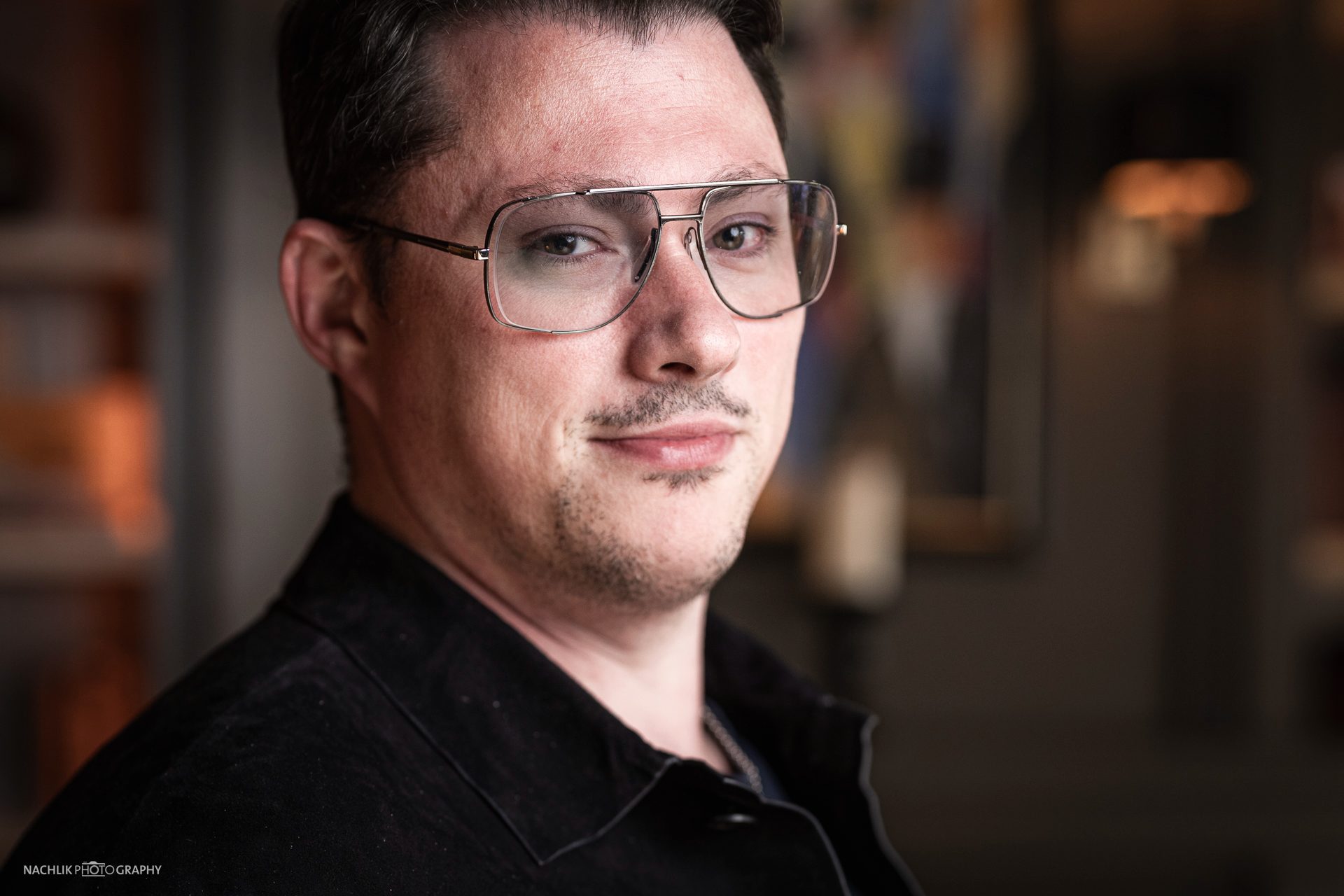 Ricardo Marinello in Nahaufnahme mit Brille und schwarzem Hemd beim Shooting mit Nachlik Photography