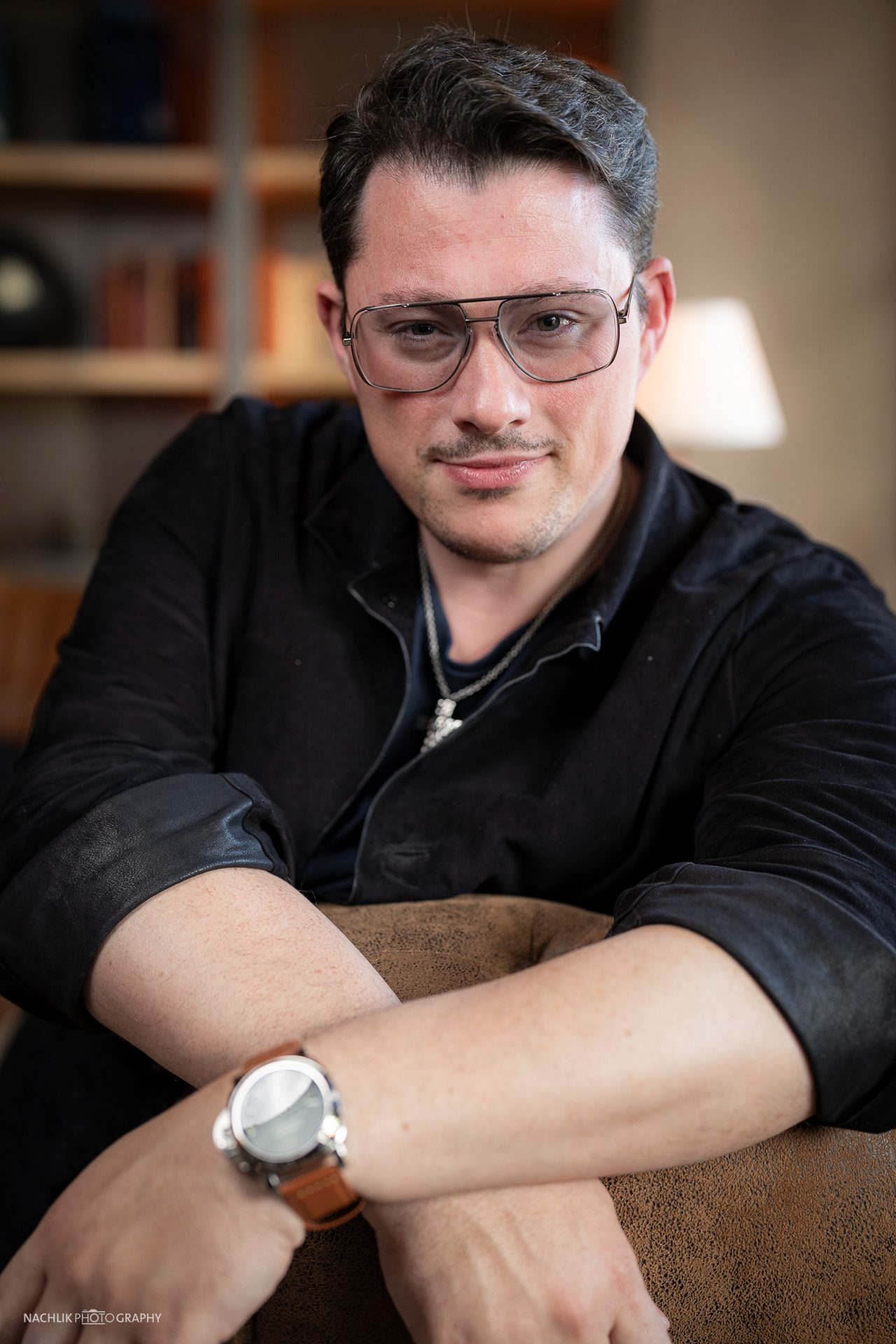 Ricardo Marinello mit verschränkten Armen auf der Sessellehne