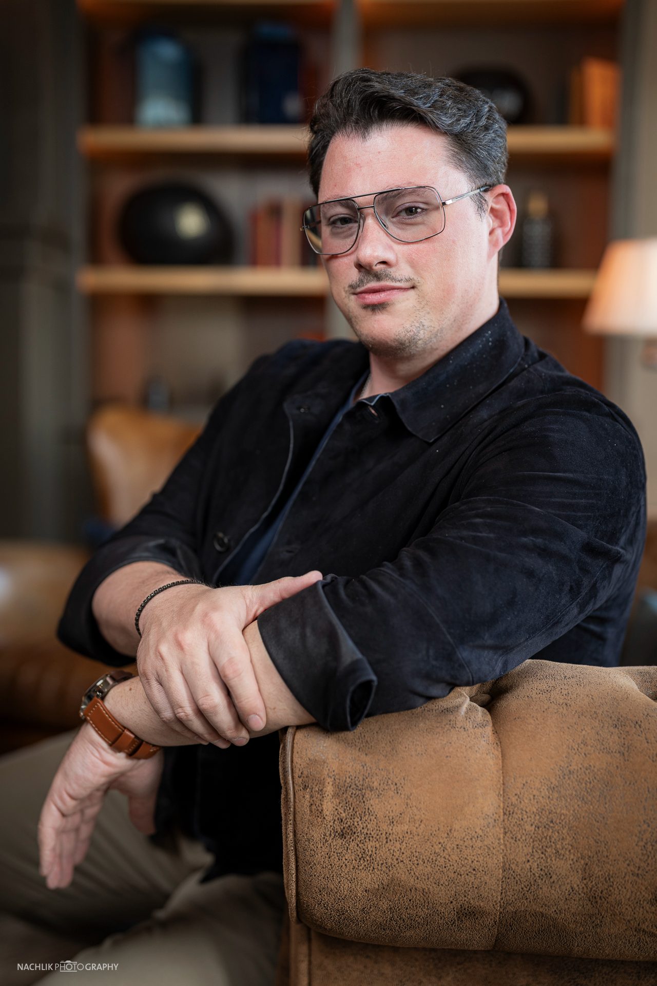 Ricardo Marinello entspannt in einem Ledersessel der Lounge sitzend