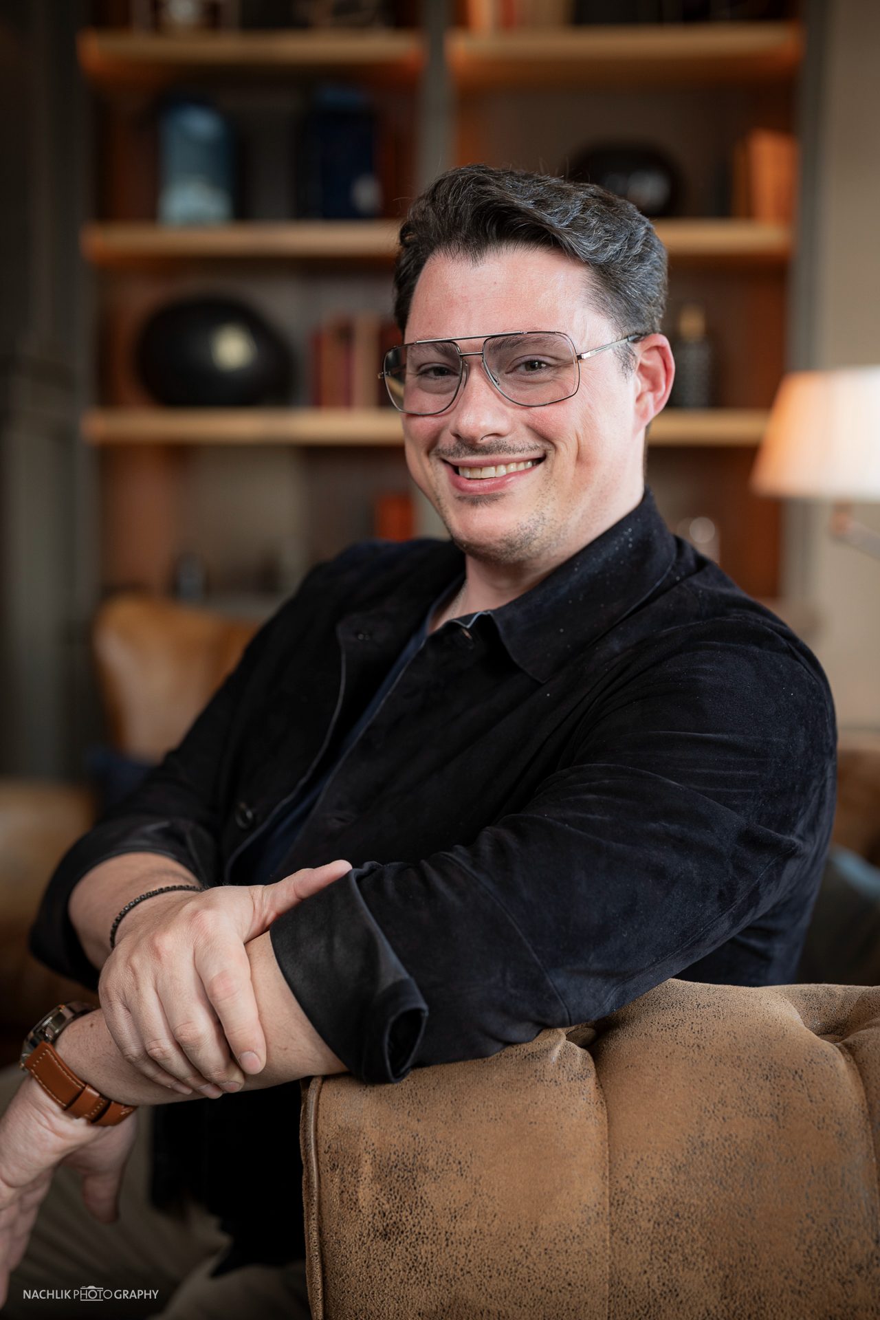 Ricardo Marinello seitlich im Sessel einer Lounge sitzend