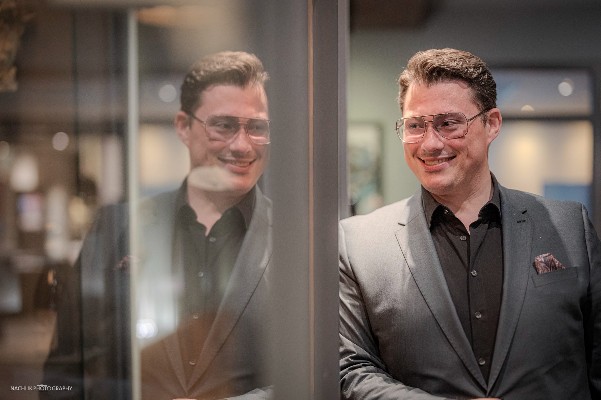 Ricardo Marinello mit Spiegelung in einer Fensterfront, Doppelportrait